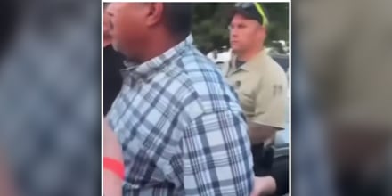 Una mujer suplica a agentes de ICE que traten bien a su padre durante arresto
