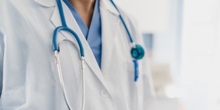 El Gobierno descongela los procesos migratorios de médicos de 39 países