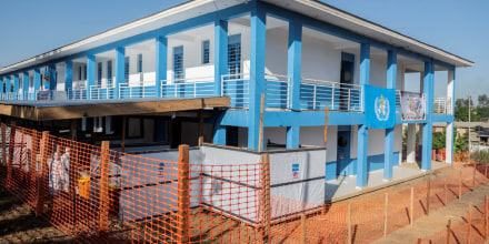 Líder de la OMS celebra 5 recuperaciones de ébola al inaugurar centro de salud en el Congo