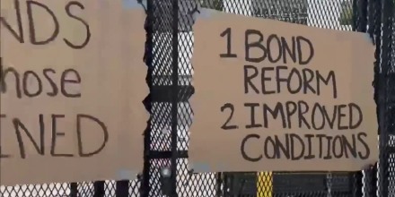 Manifestantes ayunan 24 horas por huelga de hambre en el centro de ICE en Adelanto