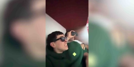 Influencer se refugia bajo una mesa durante el terremoto