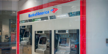 Qué cambia con la orden de Trump que instruye a los bancos chequear el estatus migratorio