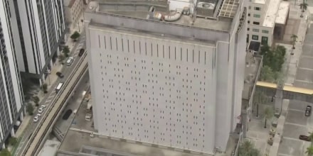 Denuncian que hay 100 Fahrenheit en centro de ICE de Miami