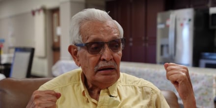 Un abuelo mexicano llora al recibir boletos para el partido de México en el Mundial 