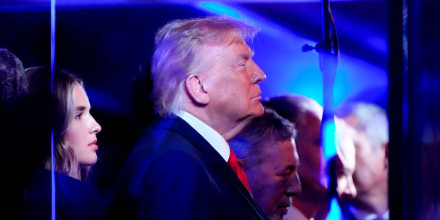 Trump llama "entusiasta" a la multitud que lo abucheó en el juego de la NBA en Nueva York