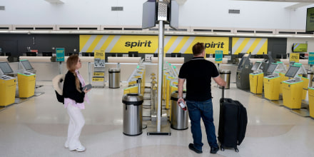 Reina la incertidumbre entre pasajeros y trabajadores tras el cierre sorpresivo de Spirit