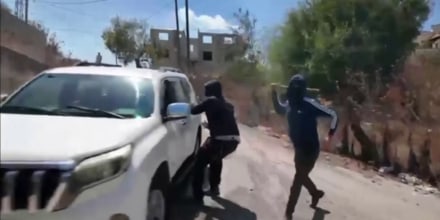 Un equipo de NBC News y una mujer palestina son atacados por colonos israelíes en Cisjordania