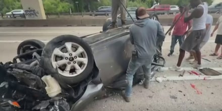 Vea cómo conductores ayudan a tres mujeres atrapadas en camioneta que cayó de un puente en Texas