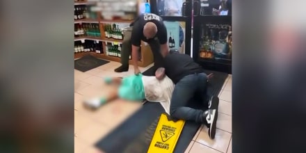 Causa indignación el arresto de un hombre a puñetazos por dos policías en Nueva York