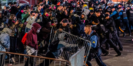 Protestas en centro de ICE en Newark obligan a las autoridades a decretar toque de queda