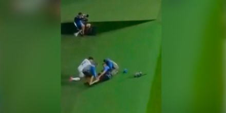 Jugador de Uzbekistán se vuelve viral tras derribar a un camarógrafo por accidente