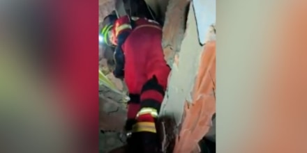 El intento de rescate de un hombre bajo las ruinas de un estacionamiento