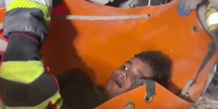 Rescatistas mexicanos sacan a un niño con vida de entre los escombros