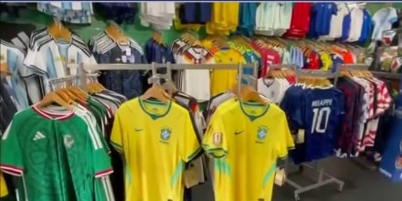 Las camisetas 'pirata' proliferan con el Mundial: así puede identificar una copia