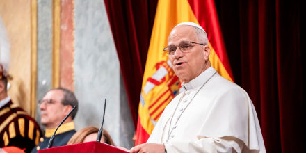 El papa defiende a los inmigrantes y se reúne con víctimas de abuso de la iglesia en España
