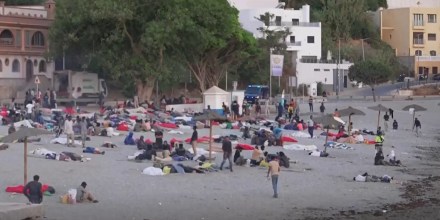 Miles de migrantes de Marruecos permanecen en Ceuta tras el cruce masivo