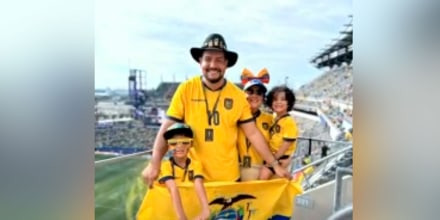 La familia ecuatoriana que viajó más de 3,000 millas para apoyar a su equipo