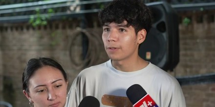 Emotivo reencuentro de mariachi con su familia tras salir de centro de ICE