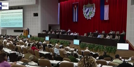 Cuba aprueba medidas de libre mercado pero deja la estructura del régimen castrista intacta