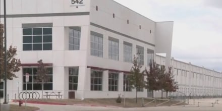 Un almacén de 640,000 pies cuadrados será un nuevo centro migratorio en Texas