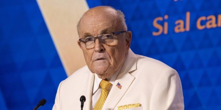 Rudy Giuliani sigue crítico en el hospital y se recupera de una neumonía
