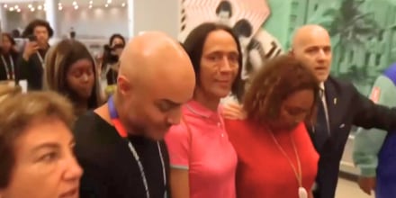 Llega a Miami la mamá de 'Vozinha', el arquero africano que no podía pagar su visa