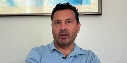 Pasajero responde tras la amenaza de una empleada de United: “Dijo que no actuaba como un ciudadano”