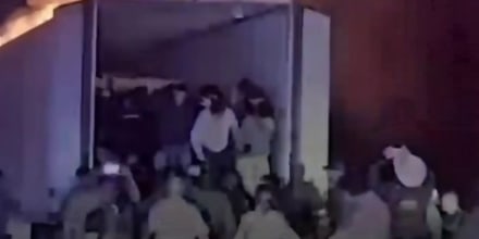 Están bajo custodia los 39 migrantes rescatados de un tráiler en llamas en Texas