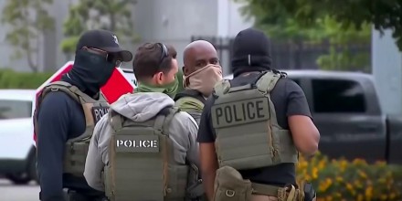 Una nueva ley prohíbe que agentes migratorios usen máscaras en Nueva York