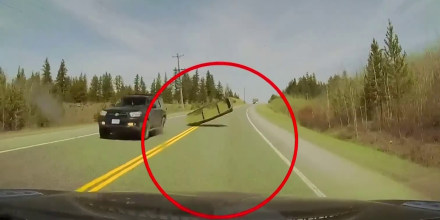 Una balsa se desprende e impacta a un vehículo en movimiento en una carretera