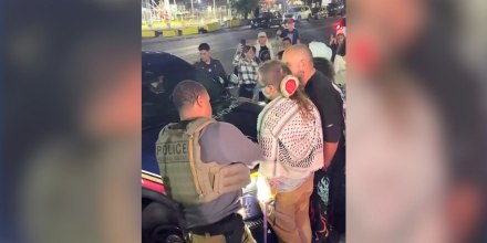 Agente de ICE irrumpe con su vehículo en una vigilia frente al centro de Delaney Hall