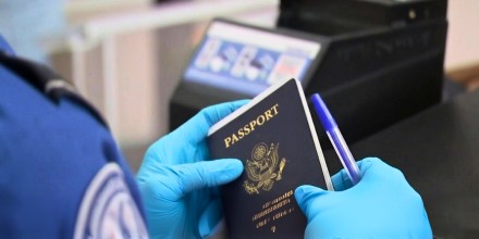 EE.UU. planea exigir a los padres probar su ciudadanía para tramitar pasaportes de sus hijos
