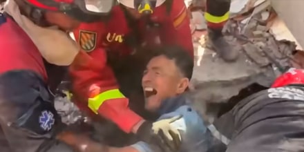 La emoción de un hombre al ser rescatado de los escombros en Venezuela