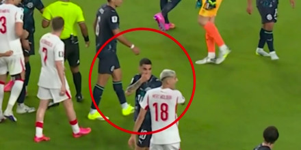 Por primera vez expulsan a un jugador por taparse la boca para insultar a un rival