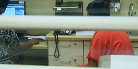 California aprueba proyecto para limitar los precios en los comisariatos de ICE