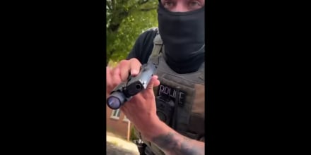 Una mujer graba el momento en que un agente de ICE le apunta con un arma