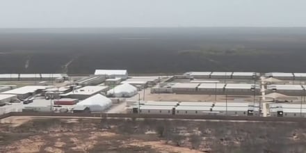 Varios congresistas latinos visitan el polémico centro de ICE en Texas donde niños están presos