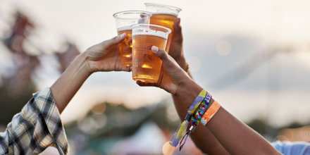 Consumo de alcohol cae a mínimos históricos entre adultos estadounidenses