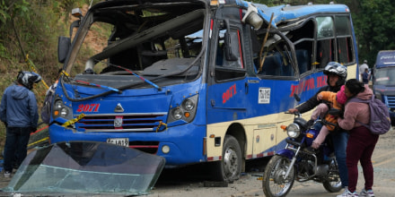 Suben a 20 las víctimas mortales del atentado con bomba en una carretera en Colombia