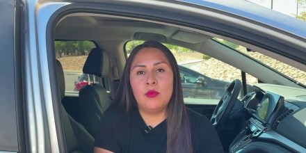 Cuando se negó a comprar un auto, esta mujer hispana fue amenazada con la deportación