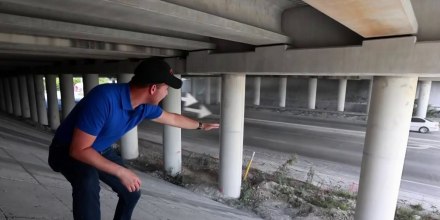 Este es el peor lugar para refugiarse si un tornado lo sorprende en una carretera