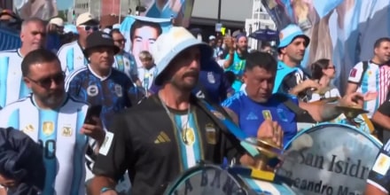 Argentinos celebraron su tradicional banderazo en Atlanta antes de las semifinales del Mundial
