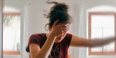 Estar estresado por la falta de dinero causa daños cerebrales a largo plazo, según estudio