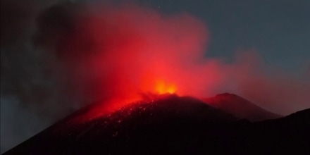 La erupción del volcán Etna provoca el cierre temporal un aeropuerto en Italia