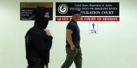 Denuncian que ICE violó órdenes judiciales con tres arrestos en cortes migratorias