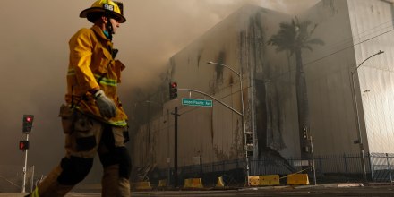 Este barrio latino de Los Ángeles sufre los efectos de un incendio en un almacén