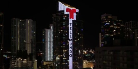 Miami ilumina rascacielos con el logo de Telemundo para dar la bienvenida al Mundial