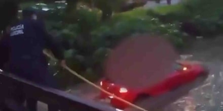 Salvan a una pareja atrapada por la crecida de un río en México