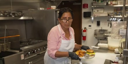 Una oportunidad: un café ofrece empleos para mujeres inmigrantes y refugiadas