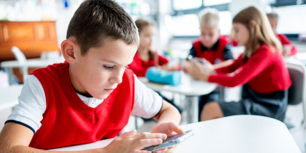 Límites al uso de teléfonos en escuelas evita distracciones, pero no mejora el rendimiento